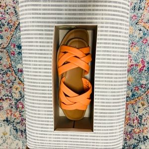 A new day, Rory padded slide, Orange.
Size 9.5
